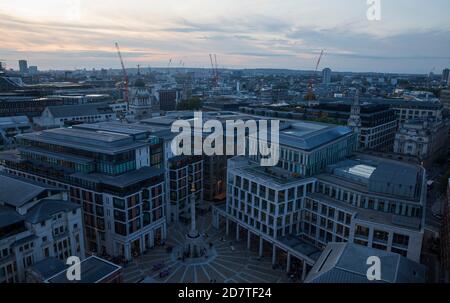 Paternoster Square à Londres, en Angleterre, vu depuis le sommet de la cathédrale Saint-Paul au crépuscule. Banque D'Images