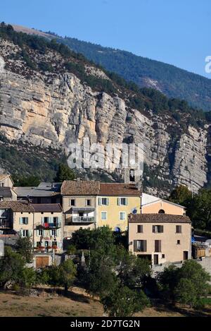 Village de Saint Julien du Verdon sur les rives de Et surplombant le lac Castillon dans le Parc régional du Verdon Alpes-de-Hate-Provence Provence France Banque D'Images