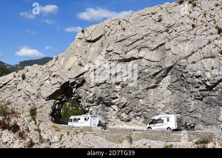 Deux voitures de camping, véhicules récréatifs, camping-cars, camping-cars, camping-cars ou camping-cars sur la route étroite de la montagne dans les Alpes françaises en France Banque D'Images