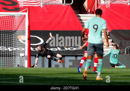 Le gardien de but d'Everton Jordan Pickford (à gauche) ne parvient pas à empêcher le Che Adams de Southampton (non représenté) de marquer son deuxième but lors du match de la Premier League au stade St Mary's, à Southampton. Banque D'Images