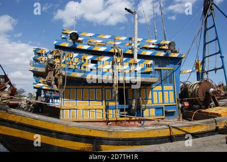 Phan Thiet, célèbre pour nuoc mam (Fish Sause) a un port de pêche coloré et vibrant familles de retour dans leurs bateaux de jours sur les mers de Chine du Sud. Banque D'Images