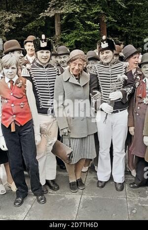 Prinzessin Viktoria Luise von Preußen, Herzogin zu Braunschweig-Lüneburg, in der Öffentlichungen, Deutschland um 1976. Princesse Victoria Louise de Prusse, duchesse de Brunswick Lueneburg, à l'hermaterie de sa maison au Brunswick, en Allemagne vers 1976. Banque D'Images