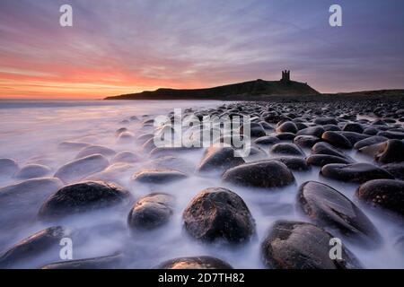 Château de Dunstanburgh et Embleton Bay, Northumberland, England Banque D'Images