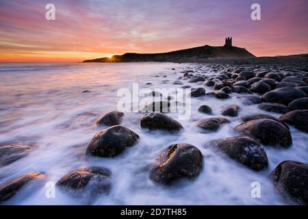 Château de Dunstanburgh et Embleton Bay, Northumberland, England Banque D'Images