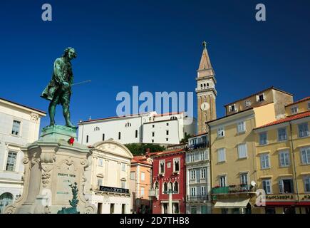 L'église avec clocher et statue de Giuseppe Tartini , la place Tartini, Piran, Slovénie Banque D'Images