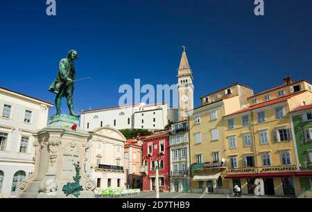 L'église avec clocher et statue de Giuseppe Tartini , la place Tartini, Piran, Slovénie Banque D'Images