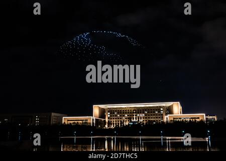 Changchun, Changchun, Chine. 25 octobre 2020. JilinÃ¯ÂμÅ'CHINA-UN groupe de 1,000 véhicules aériens sans pilote (UAV) se produire au Changchun Friendship Park à Changchun, province de Jilin, le 15 octobre 2020. Il s'agit de l'une des plus longues représentations uav continues à grande échelle en Chine. Du satellite Jilin no 1 au développement de quatre parties à Changchun, de l'exposition de la voiture drapeau rouge FAW à la promotion de l'uav Industry Expo, des milliers de drones ont illuminé le ciel nocturne à Changchun, apportant un merveilleux et choquant festin technologique et visuel pour les citoyens changchun. (Credit image: © SIPA Asia via ZUMA W Banque D'Images