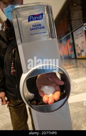 L'homme en utilisant un désinfectant pour les mains du public, USA Banque D'Images