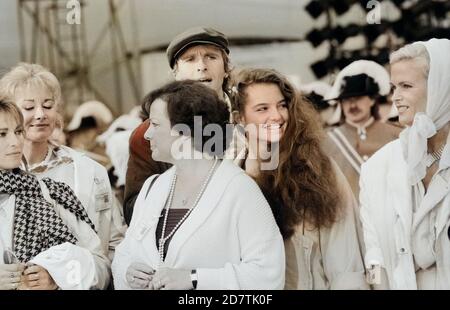 Junge Frau mit Thomas Gottschalk auf der Internationalen Funkausstellung IFA à Berlin, Allemagne um 1984. Jeune modèle avec l'hôte de télévision Thomas Gottschalk à l'exposition IFA à Berlin, Allemagne vers 1984. Banque D'Images