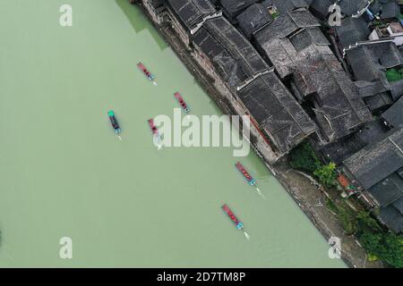 Qianjiang, Qianjiang, Chine. 25 octobre 2020. Sichuanà¯ÂμÅ'CHINE-le 18 octobre 2020, un mariage de groupe de tujia sur le thème de ''l'amour dans la ville du Canyon'‚ ''longévité à vie'' a eu lieu dans la ville ancienne de Zhuoshui, dans le quartier de Qianjiang, à Chongqing. Cette activité est le projet de démonstration municipale du mariage, de l'amour et de l'amitié à Chongqing en 2020. Il est parrainé par le Comité du Parti municipal de chongqing de la Ligue des jeunes communistes et le Groupe de direction du tourisme et du développement du district de Qianjiang. Douze couples ont marché dans l'allée au milieu de Santé. Les 12 couples viennent de diverses industries dans Banque D'Images