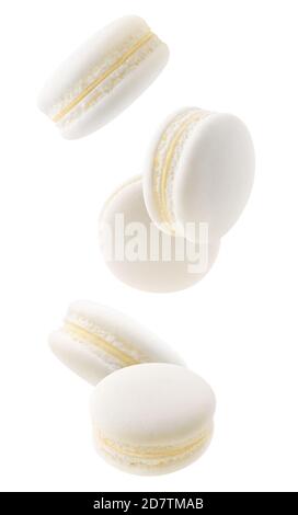 Macarons blancs isolés. Cinq macarons vanille tombant sur fond blanc Banque D'Images