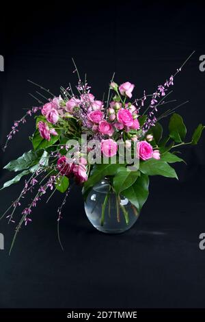 Un bouquet de fleurs dans un vase en verre Banque D'Images