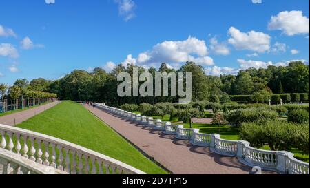 Peterhof est une petite ville et un parc près de Saint-Pétersbourg. Fontaines royales, verdure et beauté sur le rivage Banque D'Images