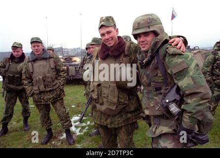 Patrouille conjointe de l'armée russe et américaine conduite pour montrer la présence militaire dans la zone contestée Oh la Bosnie norhteartern , mars 1998. (Photo/Amel Emric) Banque D'Images