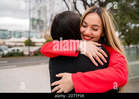 Portrait de deux jeunes amis s'embrassant les uns les autres à l'extérieur de la rue. Concept de style de vie et d'amitié. Banque D'Images