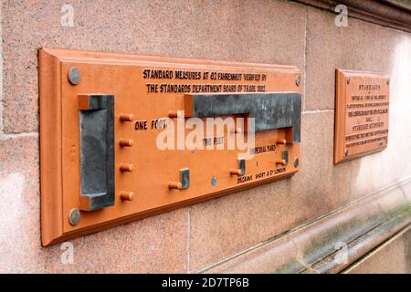 City Chambers, George Square, Glasgow, Écosse, Royaume-Uni. Glasgow mesures standard sur le mur des chambres de ville. Caractéristique habituelle du bâtiment. L'enseigne lit la norme de la mesure linéaire impériale, place sur le mur et un sentier de jonction par corporation de la ville de Glasgow 1882 Banque D'Images