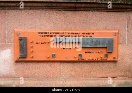 City Chambers, George Square, Glasgow, Écosse, Royaume-Uni. Glasgow mesures standard sur le mur des chambres de ville. Caractéristique habituelle du bâtiment. L'enseigne lit la norme de la mesure linéaire impériale, place sur le mur et un sentier de jonction par corporation de la ville de Glasgow 1882 Banque D'Images