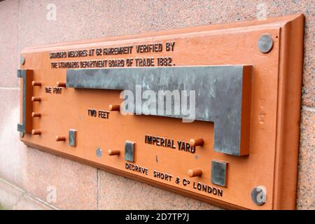 City Chambers, George Square, Glasgow, Écosse, Royaume-Uni. Glasgow mesures standard sur le mur des chambres de ville. Caractéristique habituelle du bâtiment. L'enseigne lit la norme de la mesure linéaire impériale, place sur le mur et un sentier de jonction par corporation de la ville de Glasgow 1882 Banque D'Images
