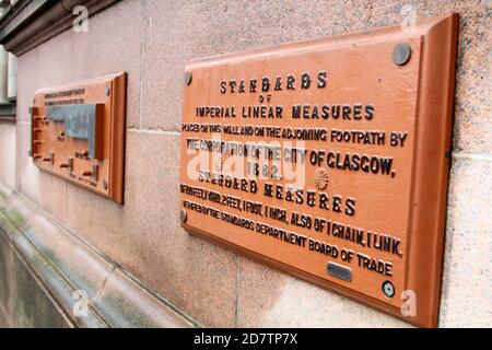 City Chambers, George Square, Glasgow, Écosse, Royaume-Uni. Glasgow mesures standard sur le mur des chambres de ville. Caractéristique habituelle du bâtiment. L'enseigne lit la norme de la mesure linéaire impériale, place sur le mur et un sentier de jonction par corporation de la ville de Glasgow 1882 Banque D'Images