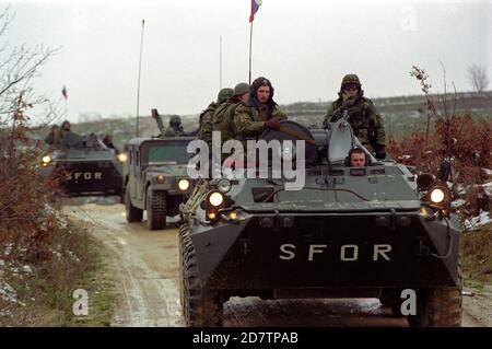 Patrouille conjointe de l'armée russe et américaine conduite pour montrer la présence militaire dans la zone contestée Oh la Bosnie norhteartern , mars 1998. (Photo/Amel Emric) Banque D'Images