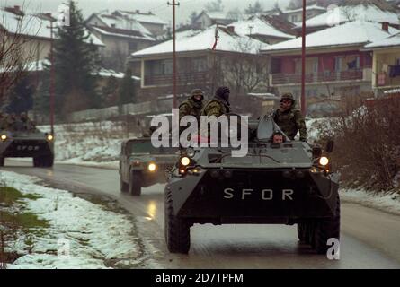 Patrouille conjointe de l'armée russe et américaine conduite pour montrer la présence militaire dans la zone contestée Oh la Bosnie norhteartern , mars 1998. (Photo/Amel Emric) Banque D'Images