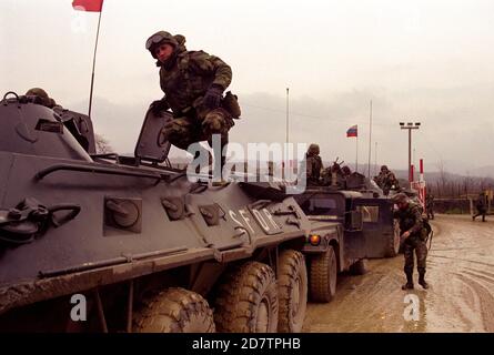 Patrouille conjointe de l'armée russe et américaine conduite pour montrer la présence militaire dans la zone contestée Oh la Bosnie norhteartern , mars 1998. (Photo/Amel Emric) Banque D'Images