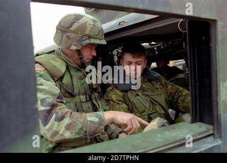 Patrouille conjointe de l'armée russe et américaine conduite pour montrer la présence militaire dans la zone contestée Oh la Bosnie norhteartern , mars 1998. (Photo/Amel Emric) Banque D'Images
