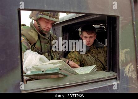 Patrouille conjointe de l'armée russe et américaine conduite pour montrer la présence militaire dans la zone contestée Oh la Bosnie norhteartern , mars 1998. (Photo/Amel Emric) Banque D'Images