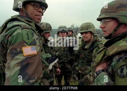 Patrouille conjointe de l'armée russe et américaine conduite pour montrer la présence militaire dans la zone contestée Oh la Bosnie norhteartern , mars 1998. (Photo/Amel Emric) Banque D'Images