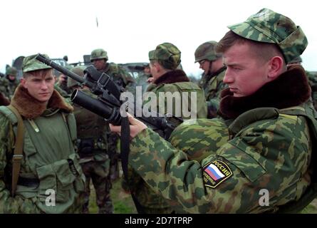 Patrouille conjointe de l'armée russe et américaine conduite pour montrer la présence militaire dans la zone contestée Oh la Bosnie norhteartern , mars 1998. (Photo/Amel Emric) Banque D'Images