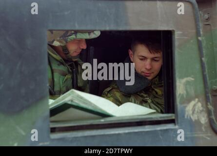 Patrouille conjointe de l'armée russe et américaine conduite pour montrer la présence militaire dans la zone contestée Oh la Bosnie norhteartern , mars 1998. (Photo/Amel Emric) Banque D'Images
