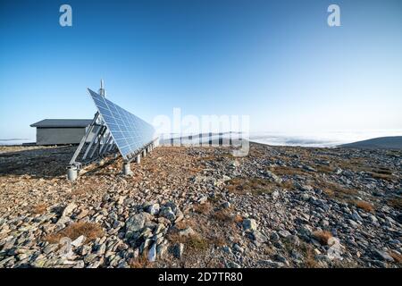 Des panneaux solaires au sommet de Sokosti tombent dans le parc national de UKK, en Laponie, en Finlande Banque D'Images