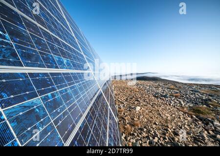 Des panneaux solaires au sommet de Sokosti tombent dans le parc national de UKK, en Laponie, en Finlande Banque D'Images