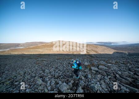 Descendant du sommet de Sokosti tomba dans le parc national de UKK, Laponie, Finlande Banque D'Images