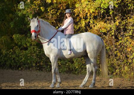 Tambov, Russie, le 20 octobre 2020 : une jeune fille fait un cheval de dressage andalou à la répétition officielle de l'exposition Pokrovskaya Banque D'Images