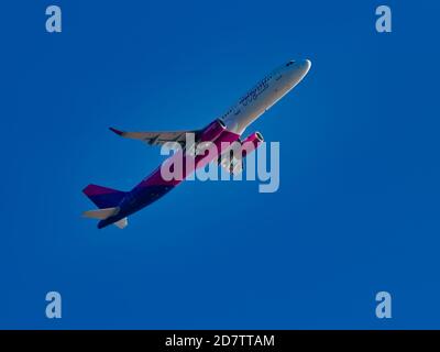 Héraklion, Grèce - le 16 août 2020 - Airbus A321-200 de la compagnie aérienne Wizz Air UK après avoir quitté l'aéroport d'Héraklion en Grèce Banque D'Images