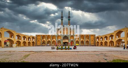 Yazd, Iran - 27 avril 2015 : des personnes non identifiées se reposant près du complexe Amir Chakhmaq à Yazd, en Iran Banque D'Images