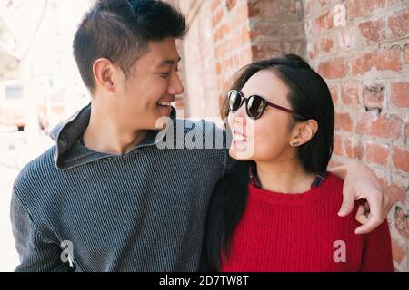 Portrait de jeunes couples asiatiques amoureux marchant dans la ville et ayant du bon temps ensemble. Concept d'amour. Banque D'Images