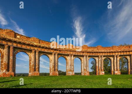 Ancien palais en partie restauré à Ruzhany, Biélorussie. Région de Brest. Le siège principal de la haute direction de la famille noble Sapieha. Lieux célèbres en Biélorussie. Banque D'Images