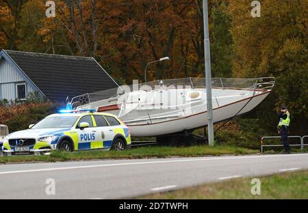 Motala, Suède 2020102 5 UN bateau qui a chaviré sur une route le dimanche après-midi. Photo Jeppe Gustafsson Banque D'Images