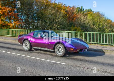 Corvette 1976 70s mauve Chevrolet GMC; circulation automobile, véhicules en mouvement, véhicules supercars coupé conduite sur les routes du Royaume-Uni, moteurs, conduite sur le réseau routier de l'autoroute M6 au Royaume-Uni. Banque D'Images
