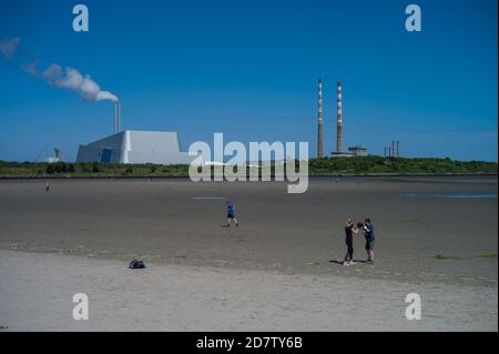 COVID-19 South Dublin. Les personnes s'exerçant sur Sandymount Strand dans South Co. Dublin. Banque D'Images