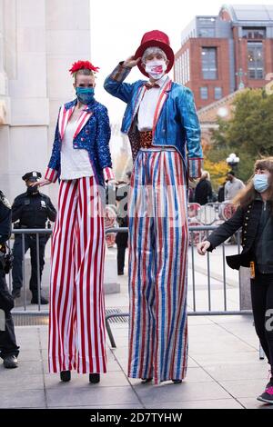 New York, NY, États-Unis. 24 octobre 2020. Atmosphère à l'extérieur pour RUCKUS vote 2020 Pop Up Event, Washington Square Park, New York, NY 24 octobre 2020. Crédit : RCF/Collection Everett/Alamy Live News Banque D'Images