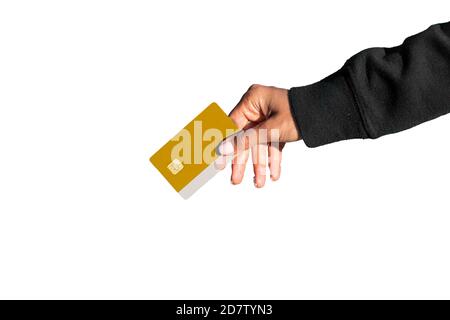 Gros plan de la main de femme tenant la carte de crédit ou de débit d'or. Main de carte de crédit isolée sur fond blanc. Banque D'Images