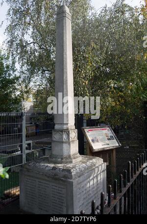 mémorial de guerre à l'école primaire stanley de teddington, middlesex, angleterre, commémorant les enseignants et les anciens élèves qui sont morts pendant la première guerre mondiale Banque D'Images