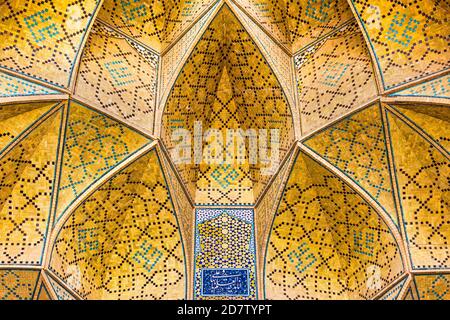 Ispahan, Iran - 29 avril 2015 : mosaïque de la mosquée de Jameh d'Ispahan, Iran. Cette mosquée est classée au patrimoine mondial de l'UNESCO Banque D'Images