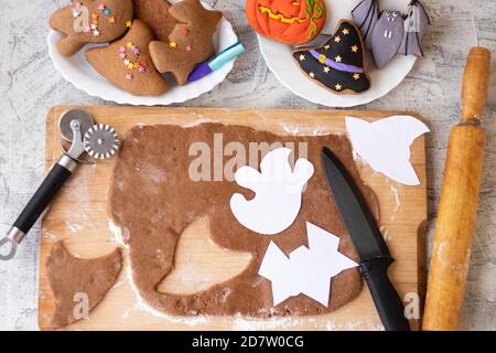Pain d'épice amusant. Pain d'épice d'Halloween. Faire des biscuits maison de pain d'épice pour Halloween. Couper et décorer des articles d'Halloween à partir de pain d'épice. Vue de dessus. Ton. Mise au point douce. Vue de dessus Banque D'Images