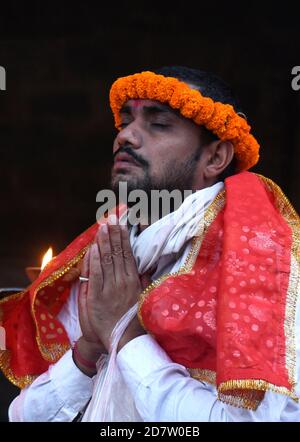 Le dévot hindou propose des prières au temple de Kamakhya lors du festival Navaratri, à Guwahati, en Inde, le dimanche 25 octobre 2020. Crédit : David Talukdar/Alay Live News Banque D'Images