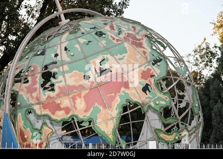 Modèle de globe en plein air, vue sur les cultures, partie de la carte Eurasie. Sculpture métallique dans la rue. Concept de voyage. Banque D'Images