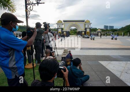 Kuala Lumpur, Malaisie. 25 octobre 2020. Le personnel des médias travaille à l'extérieur du Palais national à Kuala Lumpur, en Malaisie, le 25 octobre 2020. Dimanche, le roi Sultan Abdullah Sultan Ahmad Shah de Malaisie a exhorté les politiciens du pays à cesser de « politiser » la lutte contre la COVID-19 lorsque la Malaisie continue de lutter contre l'épidémie de la COVID-19.ALLER AVEC les « appels du roi alaysien pour la fin de la « politisation » de la lutte de la COVID-19 » Credit: Chong Voon Chung/Xinhua/Alay Live News Banque D'Images